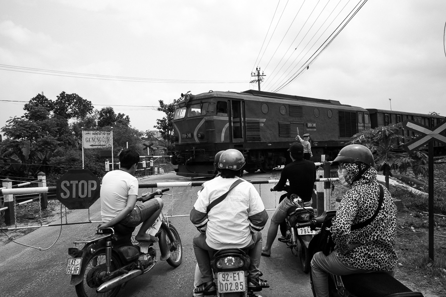 BAHNÜBERGANG / RAILWAY CROSSING. Quang Nam Province, Vietnam
